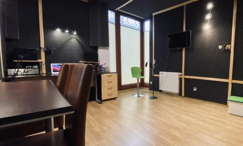 Studio głosowe mowiedobrze.pl z mikrofonami i adaptacją akustyczną.